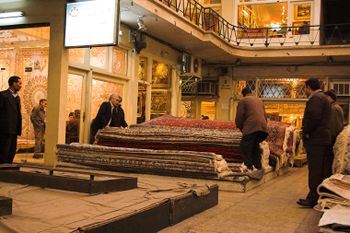 Tehran Carpet Bazaar-Navid Shamsari-WikiRug.jpg