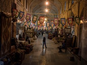 Shiraz Carpet Bazaar-Newsha Tavakolian-WikiRug.jpg