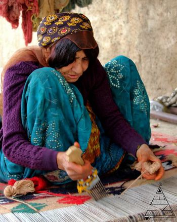 Carpet Weaving3-Setare Farshchi-WikiRug.jpg