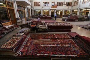 Tehran Carpet Bazaar 1-Mehran Riazi-WikiRug.jpg