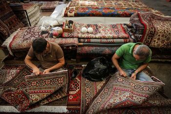 Tehran Carpet Bazaar 2-Mehran Riazi-WikiRug.jpg