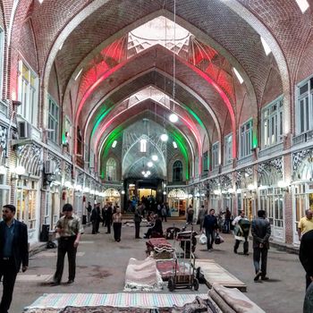 Tabriz Carpet Bazaar-Nasser RahimiMokarram-WikiRug.jpg